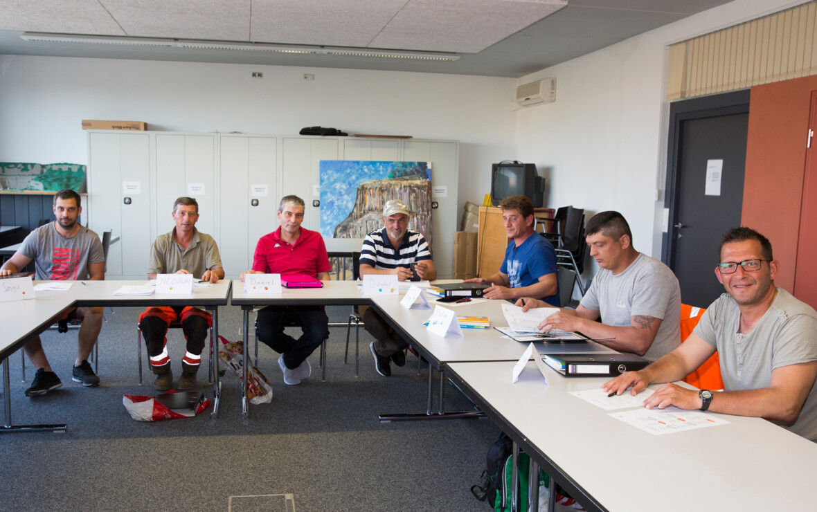 Für ein besseres Verständnis und Miteinander am Arbeitsplatz pauken derzeit 18 gewerbliche Mitarbeiter der Rhomberg Bau drei Monate lang die deutsche Grammatik. 