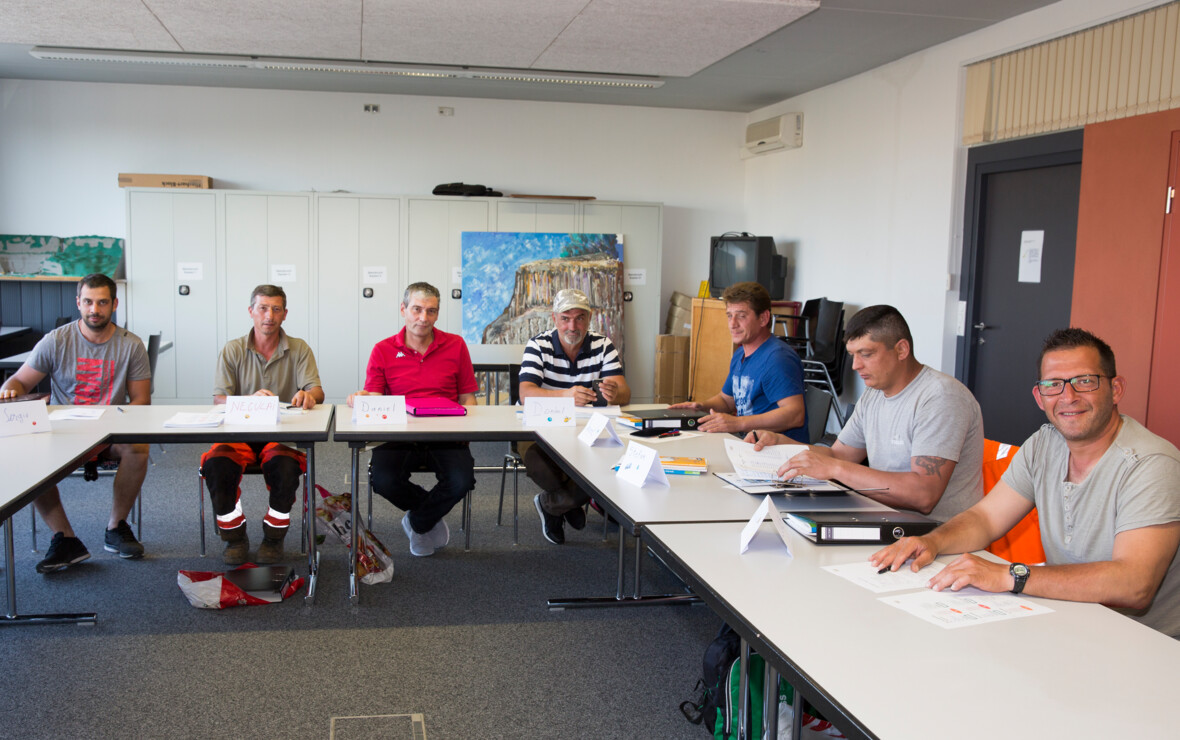 Für ein besseres Verständnis und Miteinander am Arbeitsplatz pauken derzeit 18 gewerbliche Mitarbeiter der Rhomberg Bau drei Monate lang die deutsche Grammatik. Für ein besseres Verständnis und Miteinander am Arbeitsplatz pauken derzeit 18 gewerbliche Mitarbeiter der Rhomberg Bau drei Monate lang die deutsche Grammatik.