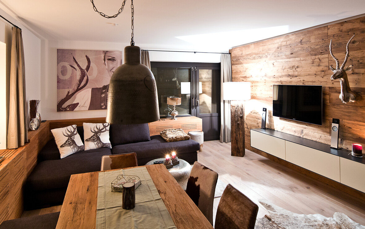 Ferienwohnung Zürs Generalsanierung mit Esstisch, Couch, Fernseher, Lampe und Stühlen Ferienwohnung Zürs Generalsanierung mit Esstisch, Couch, Fernseher, Lampe und Stühlen