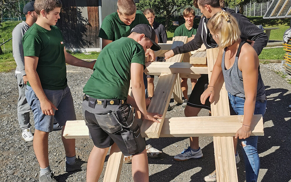 Bild von Lehrlingen 2019 beim Zusammenbauen von Holzteilen