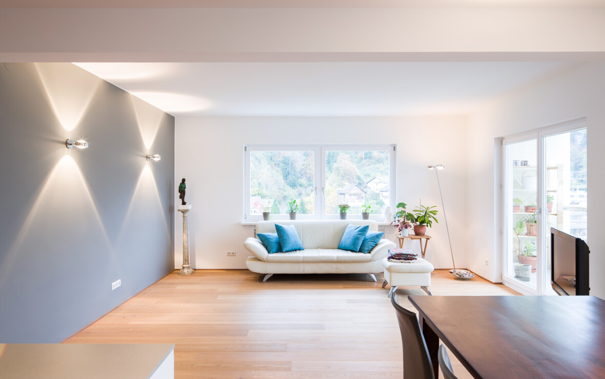 Wohnung Lochau Generalsanierung Wohnzimmer mit Esstisch, Couch und Stühlen