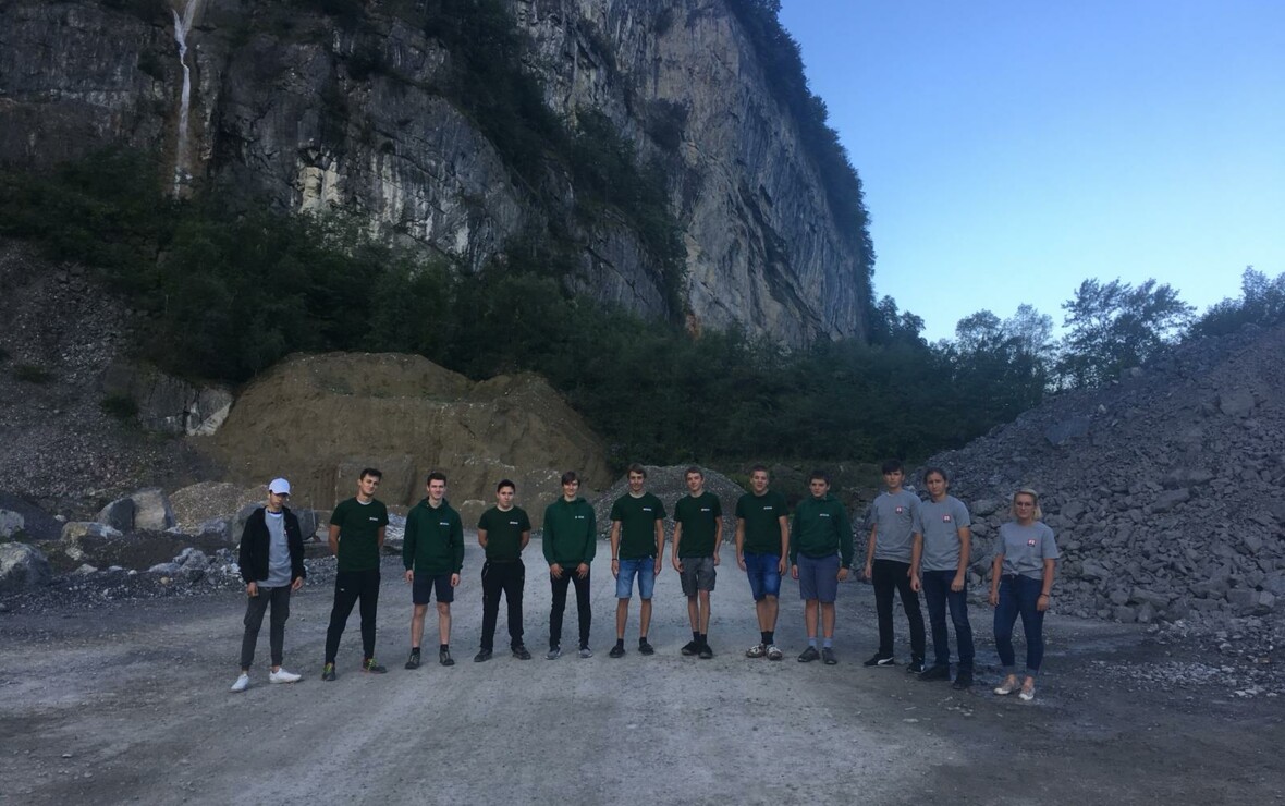 Bild von Lehrlingen 2019 mit Berg im Hintergrund Bild von Lehrlingen 2019 mit Berg im Hintergrund