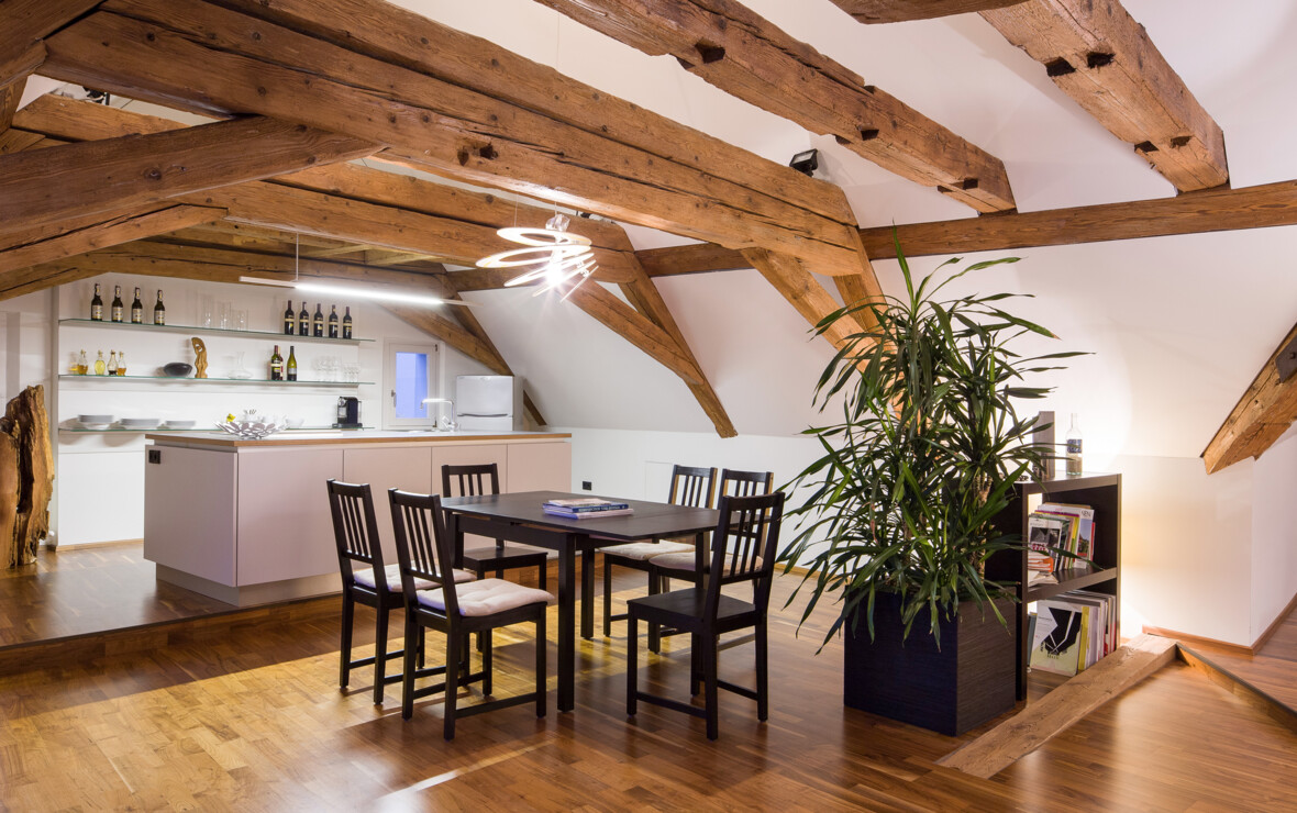 Stadtwohnung Bregenz Generalsanierungen Innenraum aus Holz mit Tisch und Stühlen 2 Stadtwohnung Bregenz Generalsanierungen Innenraum aus Holz mit Tisch und Stühlen 2