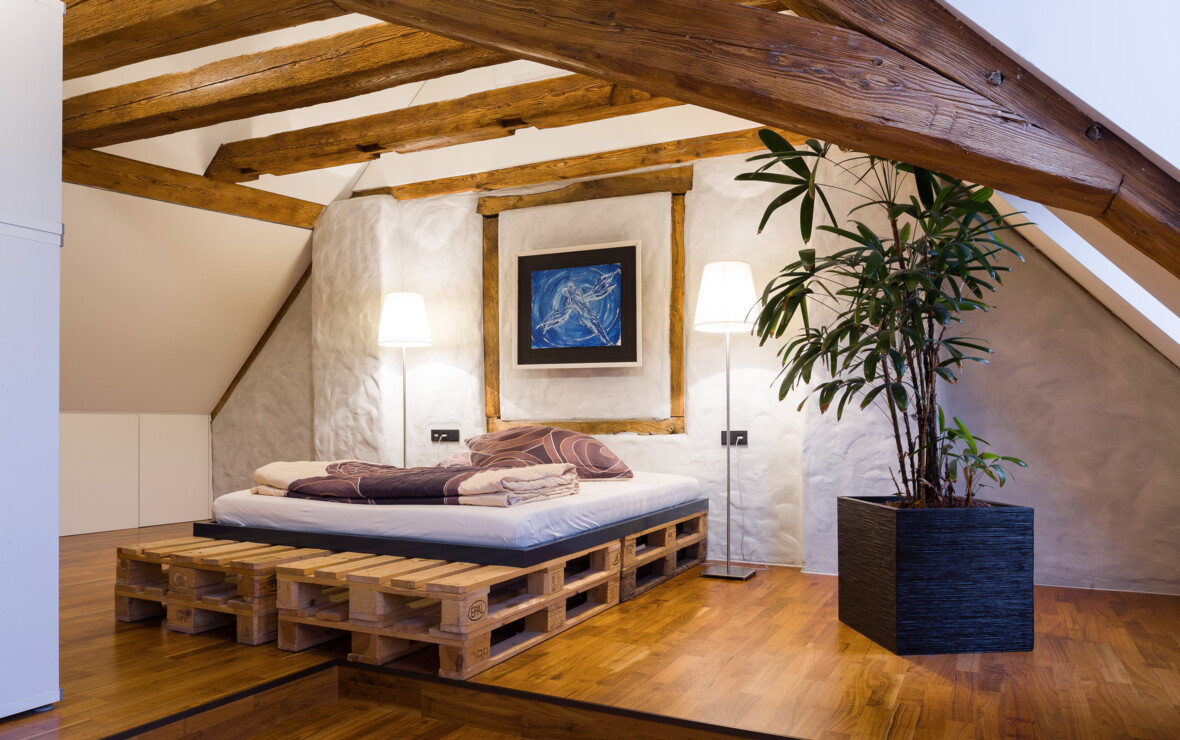 Stadtwohnung Bregenz Generalsanierung mit Bett und Pflanze Stadtwohnung Bregenz Generalsanierung mit Bett und Pflanze