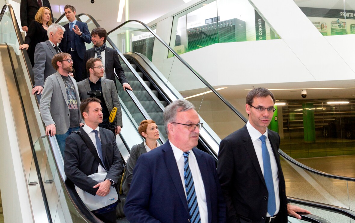 Die Gruppe rund um Markus Wallner zeigte sich beeindruckt vom Erlebnis- und Einkaufszentrum in Bern. Die Gruppe rund um Markus Wallner zeigte sich beeindruckt vom Erlebnis- und Einkaufszentrum in Bern.