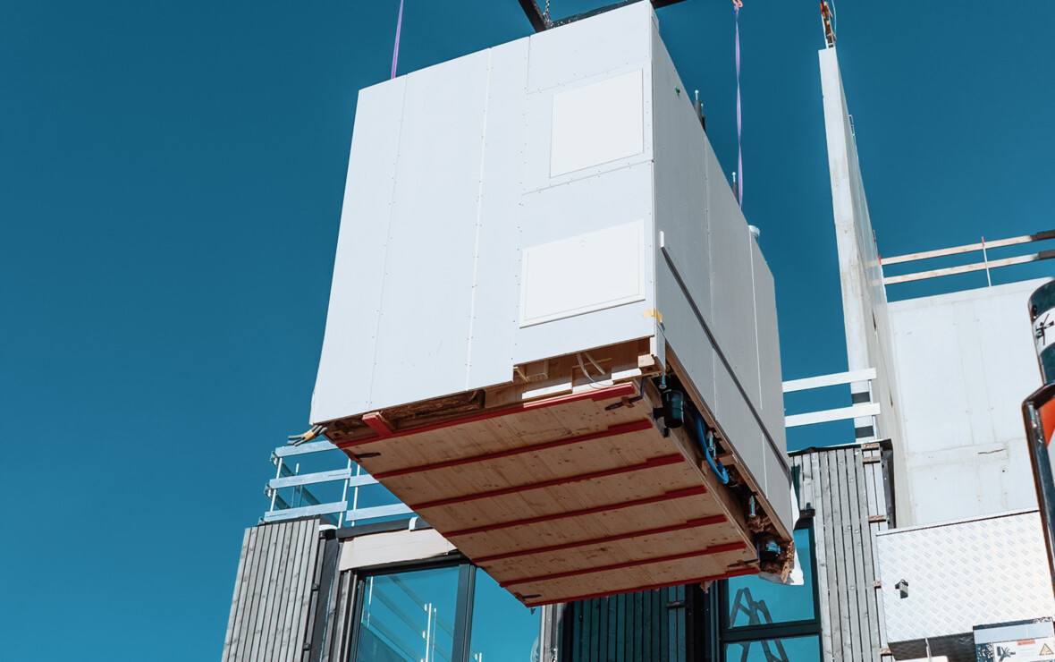 Durch den hohen Vorfertigungsgrad von Myblock ist vor Ort ein einfaches Versetzen per Kran und ein schnelles Zusammenschließen der Haustechnik möglich.
Bild: myblock GmbH Durch den hohen Vorfertigungsgrad von Myblock ist vor Ort ein einfaches Versetzen per Kran und ein schnelles Zusammenschließen der Haustechnik möglich.
Bild: myblock GmbH