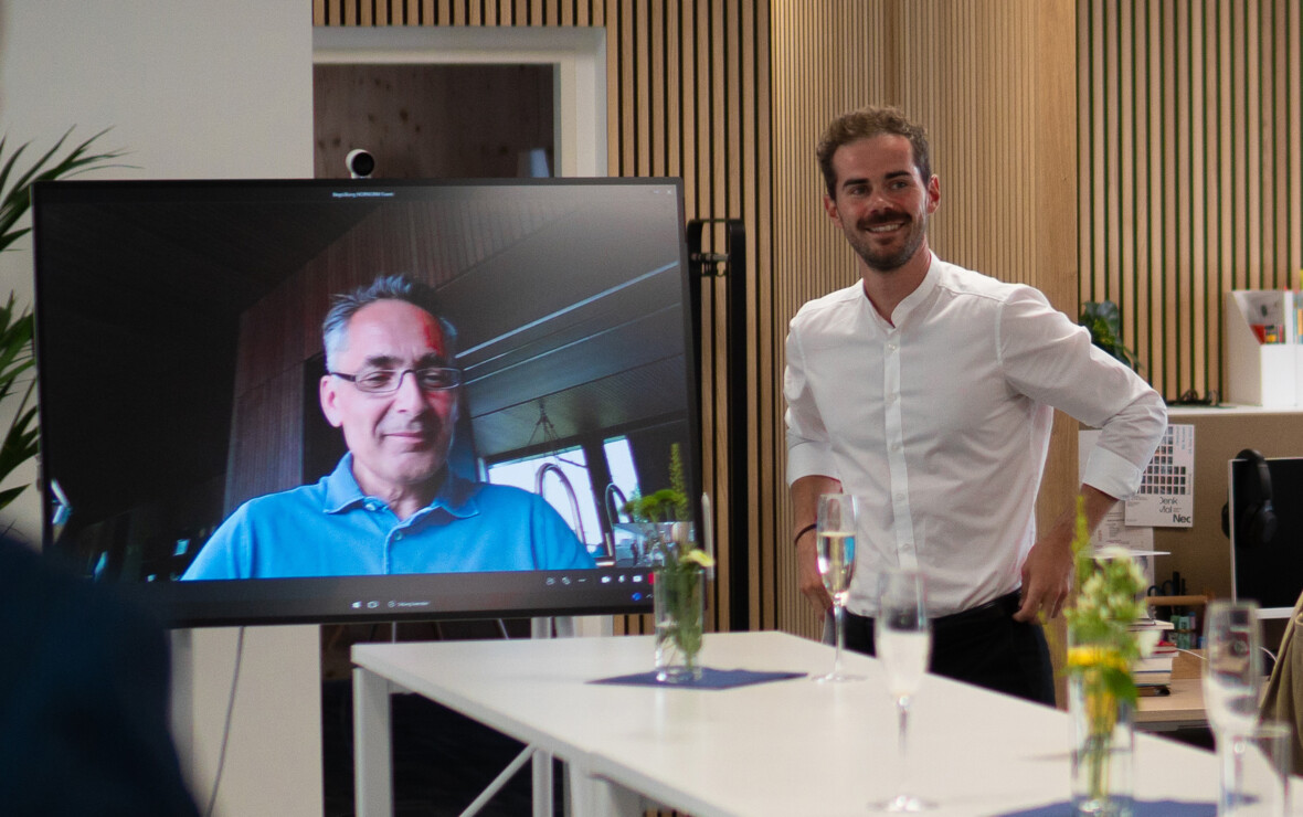 War online zugeschaltet: Hubert Rhomberg, Eigentümervertreter von Rhomberg Bau, bei seiner Keynote. Rechts daneben: Simon Battlogg, Geschäftsleitung Markt Wien. Foto: Rhomberg Bau, Julian Königsecker
War online zugeschaltet: Hubert Rhomberg, Eigentümervertreter von Rhomberg Bau, bei seiner Keynote. Rechts daneben: Simon Battlogg, Geschäftsleitung Markt Wien. Foto: Rhomberg Bau, Julian Königsecker