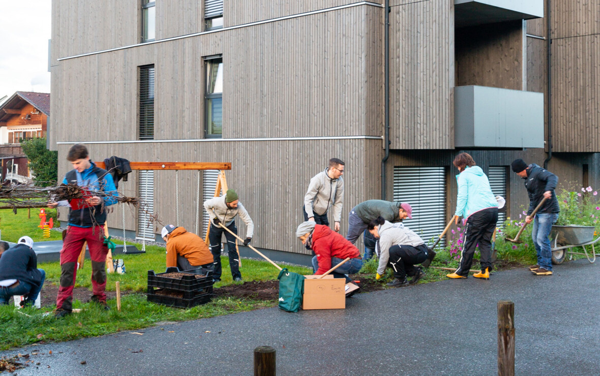 Mit Freude und Engagement bepflanzten die Kolleg:innen der Rhomberg Bau Gruppe das rund 100 m2 große Grundstück im Dornbirner Turteltaubweg. Mit Freude und Engagement bepflanzten die Kolleg:innen der Rhomberg Bau Gruppe das rund 100 m2 große Grundstück im Dornbirner Turteltaubweg.