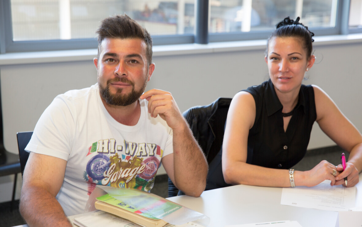 Für ein besseres Verständnis und Miteinander am Arbeitsplatz pauken derzeit 18 gewerbliche Mitarbeiter der Rhomberg Bau drei Monate lang die deutsche Grammatik. Für ein besseres Verständnis und Miteinander am Arbeitsplatz pauken derzeit 18 gewerbliche Mitarbeiter der Rhomberg Bau drei Monate lang die deutsche Grammatik.