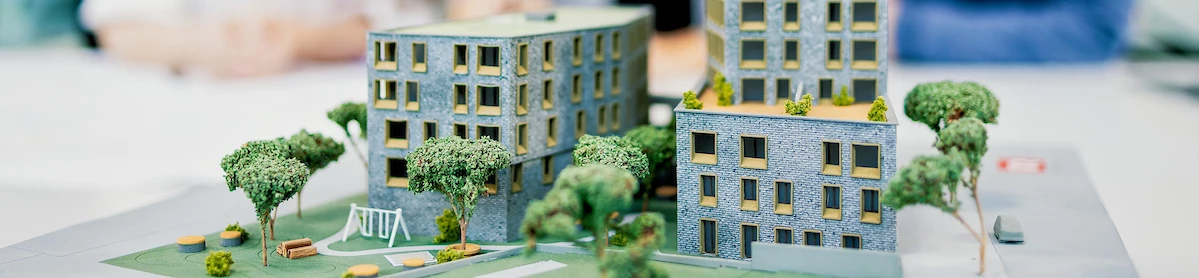 Projektentwicklung-besichtigung-model-mit-team-im-hintergrund