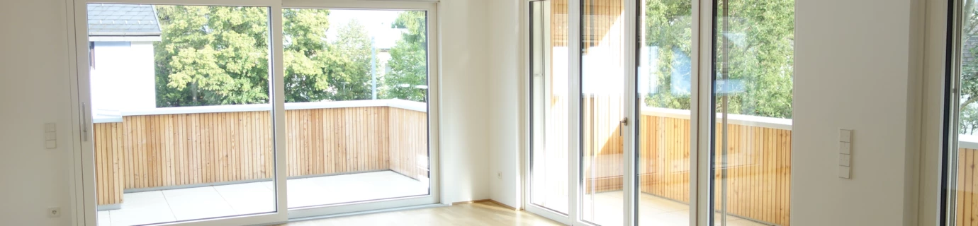 Kalksburg leerer Raum mit Balkonfenster, Balkontür und Holzboden