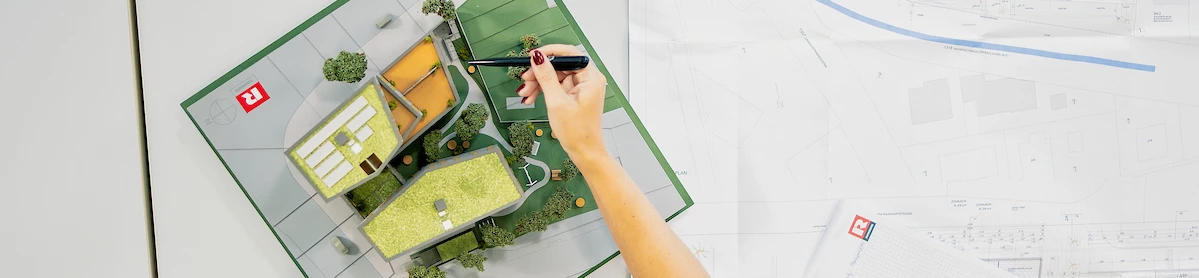 Team-meeting-lageplan-mit-tablet-projektentwicklung