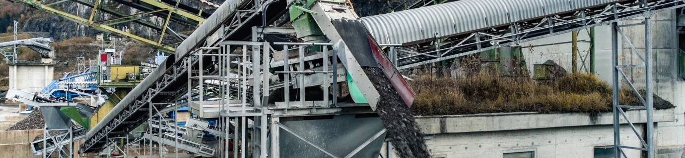 Förderband in einem Steinbruch (Ressourcencenter, Rheintal)