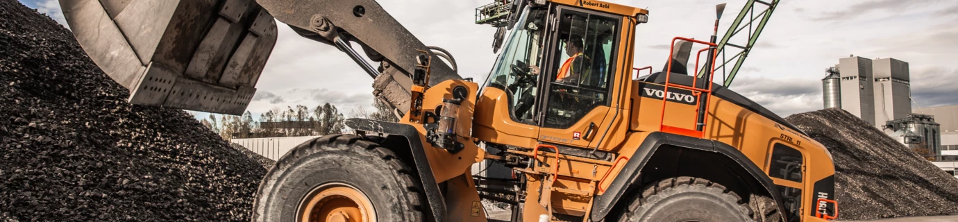 Radlader in einem Steinbruch (Ressourcencenter, Rheintal)