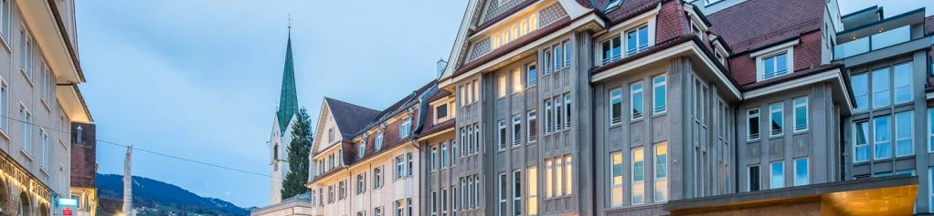 Bahnhofstraße Aussenansicht mit Autos