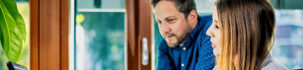 Buero-mitarbeiter-am-bildschirm