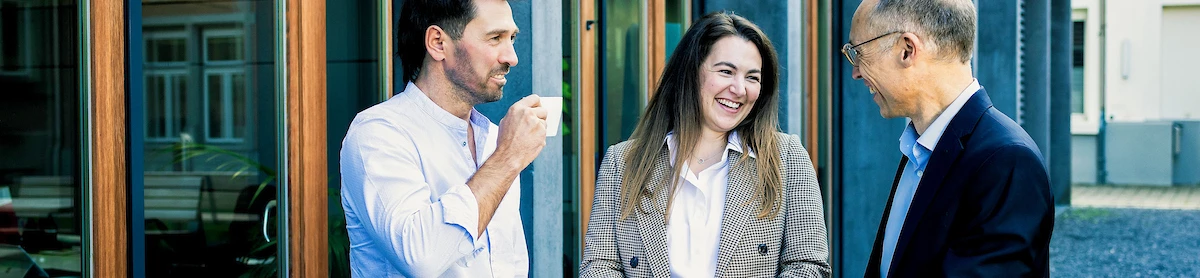 Besprechung-buerogebäude-stehtisch-faires-miteinander