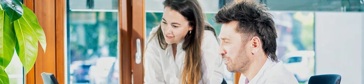 rhomberg-bau-bueroarbeit-teamwork-pc-kollaboration