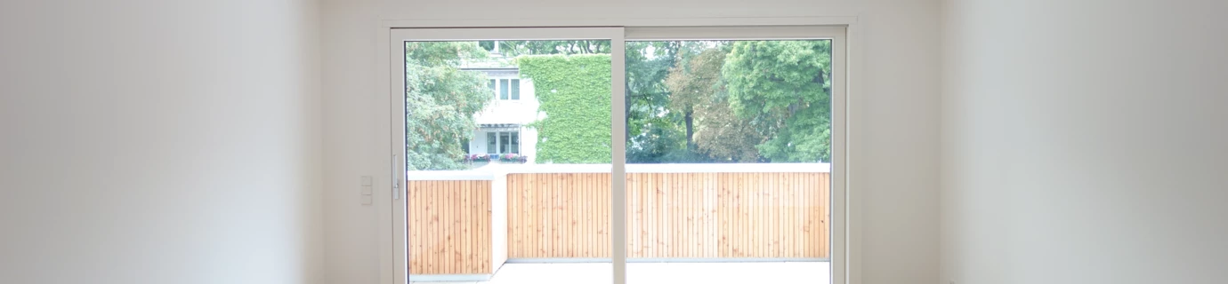 Kalksburg leerer Raum mit Balkonfenster und Holzboden 2