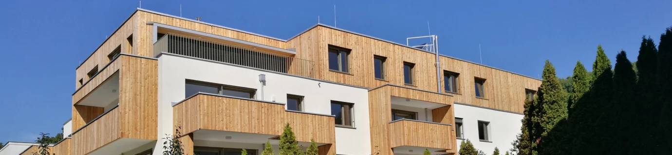 Stadthaus Kalksburg Wien Aussenansicht mit Wiese und Bäumen