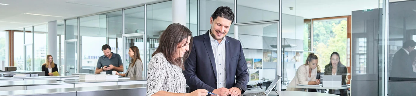 Besprechung Büro Stehtisch