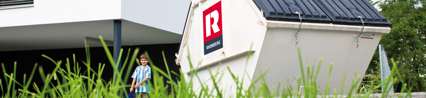 Rhomberg Recycling Container vor Gebäude