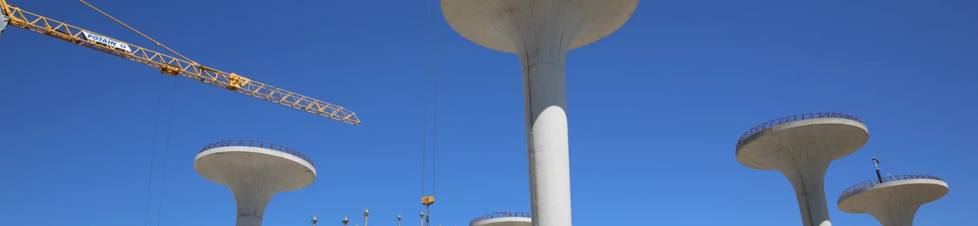 Referenz Raststation Hörbranz Rhomberg Bau Baustelle mit Kränen und Betonsäulen