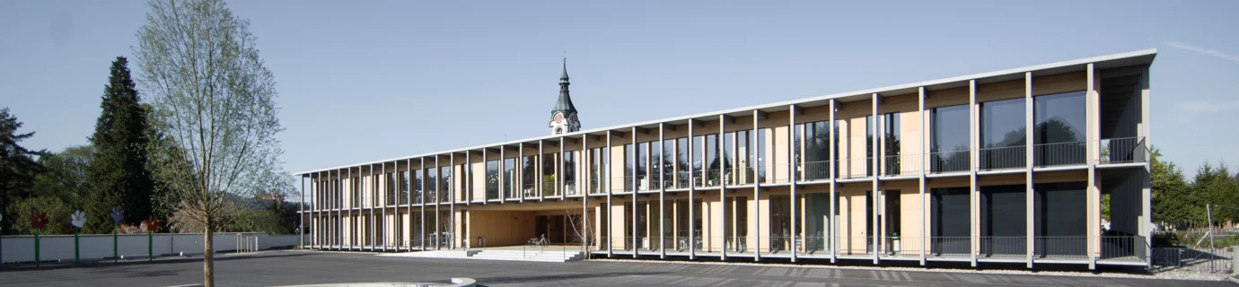 Schule Schlatt Sohm-HolzBautechnik Aussenansicht mit Parkplatz