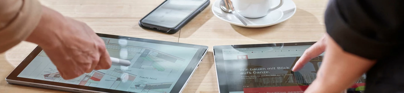 Besprechung Nahaufnahme Detail Tablet Smartphone Kaffee Holz Tisch