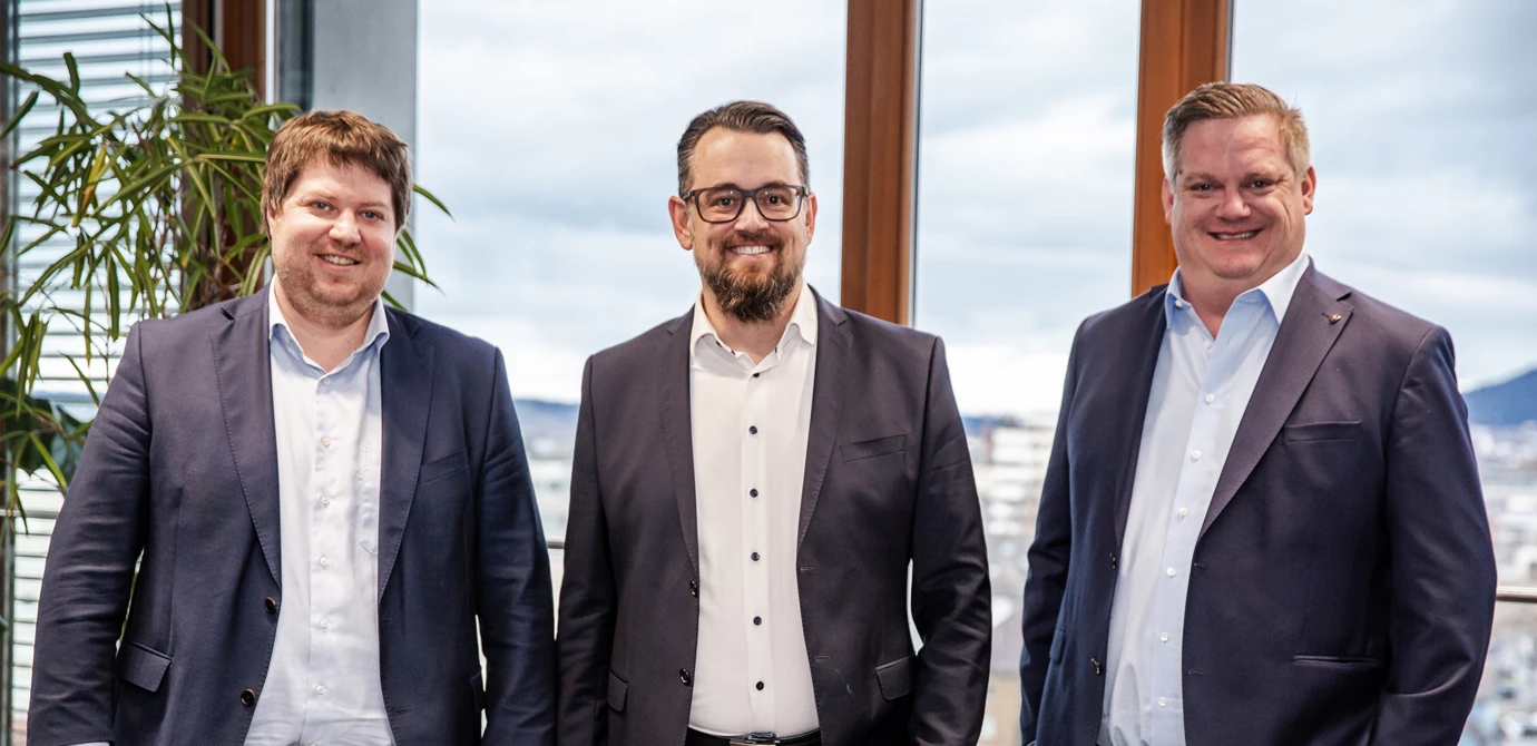 v. l. n. r.: Daniel Leitinger, Geschäftsführer Rhomberg Bau, vplus-Geschäftsführer Bernd Wehinger und OIKOS-Mitgesellschafter Michael Helm bei der Unterschrift des Gesellschaftervertrags für die neue RhOi Beteiligungs GmbH. Bild: Rhomberg Bau