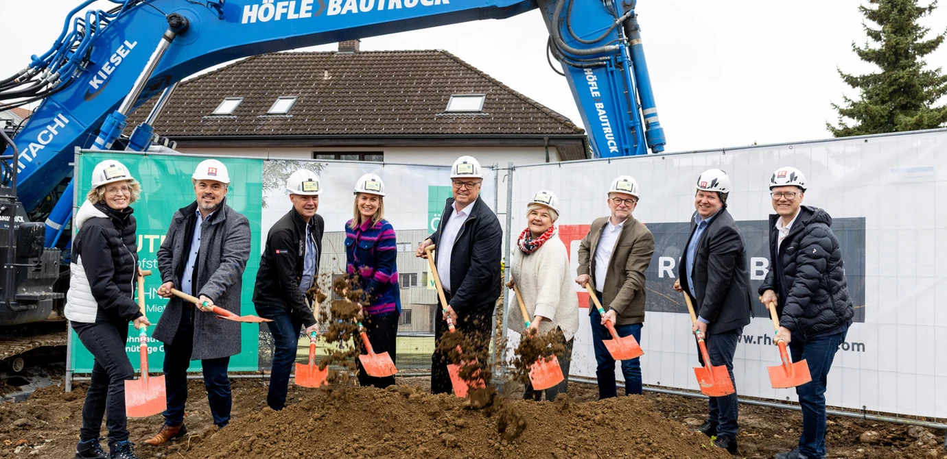 Verantwortliche von Bauherr, Generalunternehmen und Gemeinde beim offiziellen Spatenstich zum ersten gemeinsamen Wohnbauprojekt von ÖSW und Rhomberg Bau in Vorarlberg. Bild: Rhomberg Bau