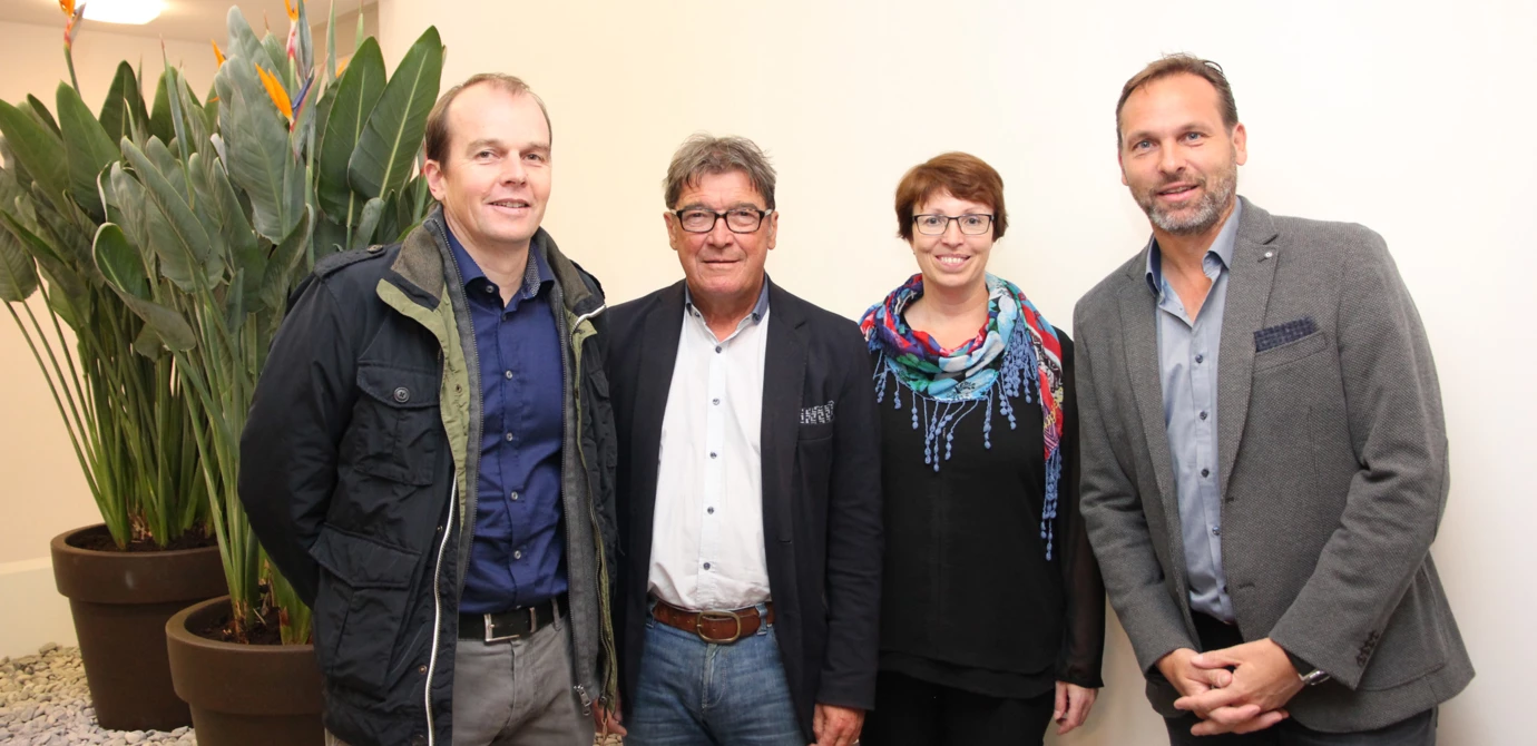 Christian Jauk von Rhomberg Bau, Ing. Wilhelm Muzyczyn und Alexandra Schalegg von der Alpenländischen sowie Architekt Dipl. Ing. Bernd Spiegel (v. l. n. r.) im Atrium ihrer neuen Wohnanlage in Hohenems.