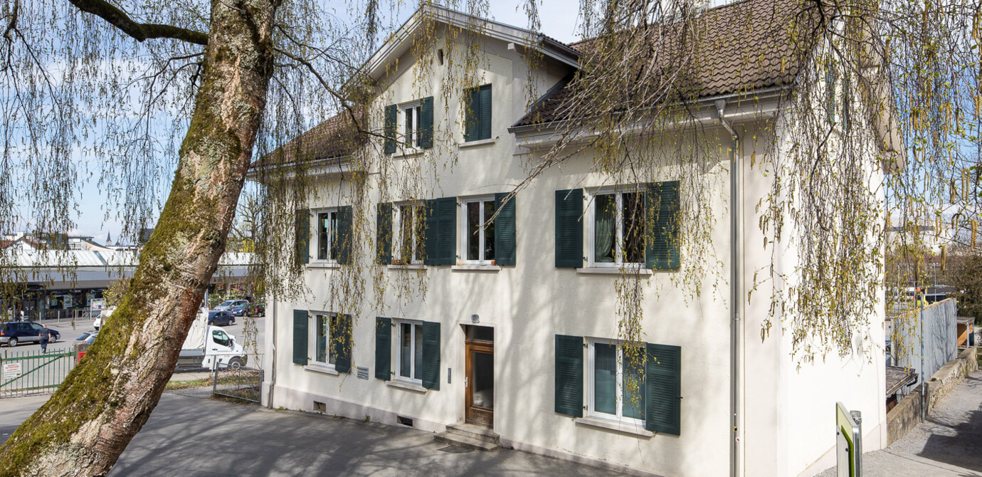 Klostergasse Aussenansicht mit Baum im Vordergrund Klostergasse Aussenansicht mit Baum im Vordergrund