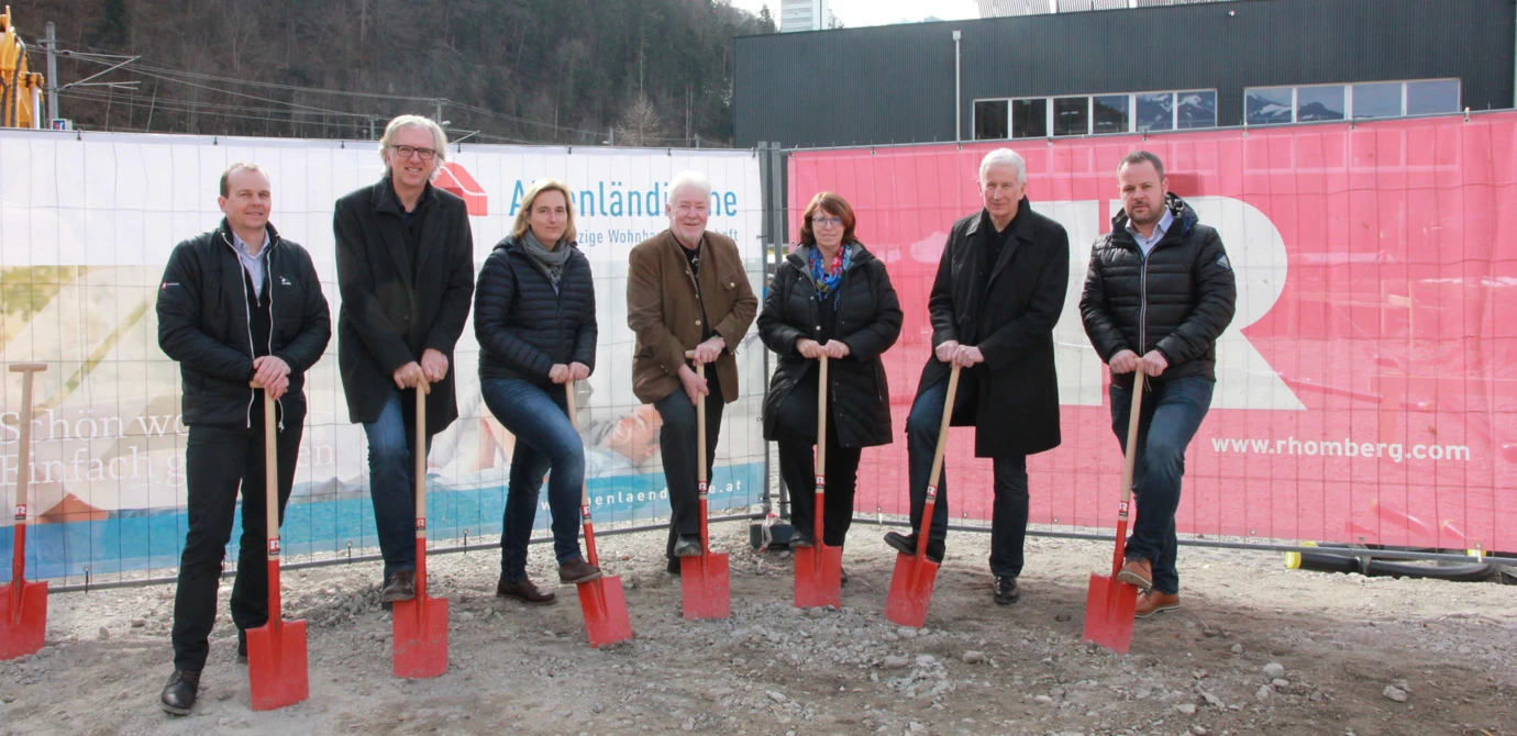 Feierten gemeinsam den Spatenstich für ihre neue Wohnanlage in Feldkirch-Altenstadt: Christian Jauk von Rhomberg Bau, die Architekten Reinhard und Eveline Drexel, Ortsvorsteher Josef Mähr, AH-Geschäftsstellenleiterin Alexandra Schalegg, Bürgermeister Wilfried Berchtold und Markus Allgäuer von der Alpenländischen (v. l. n. r.).