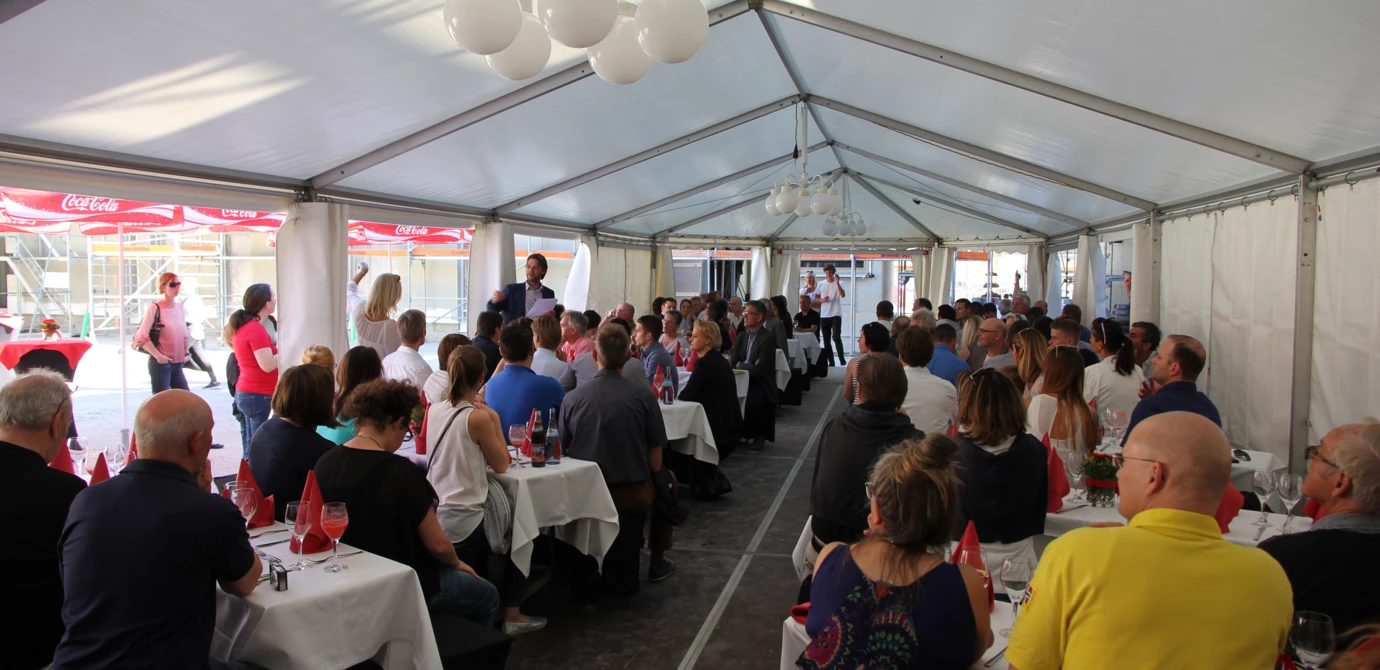 „Volles Haus“ beim Richtfest des Wohnprojekts „Atrium Wohnen“ in Kempten.