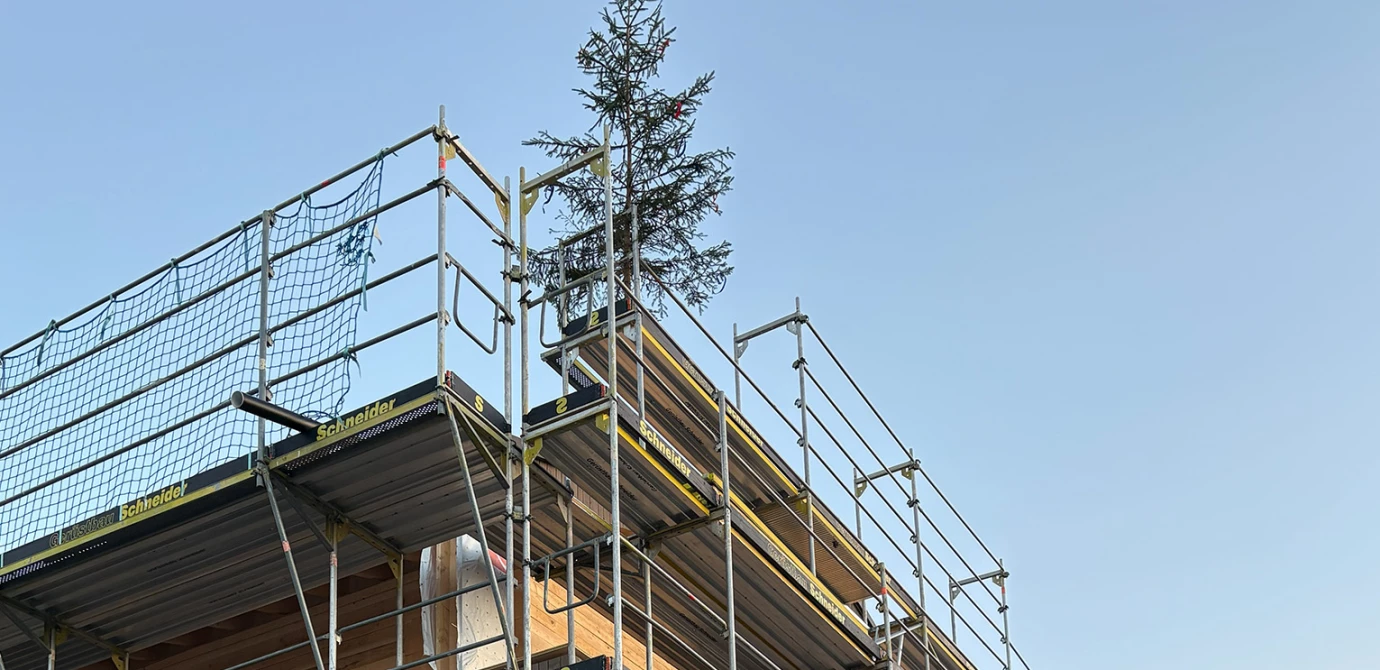 Genießt die Aussicht: Der Firstbaum auf dem Rohbau der hochwertigen Wohnanlage von Rhomberg Sohm in Burgberg. Bild: Rhomberg Sohm GmbH