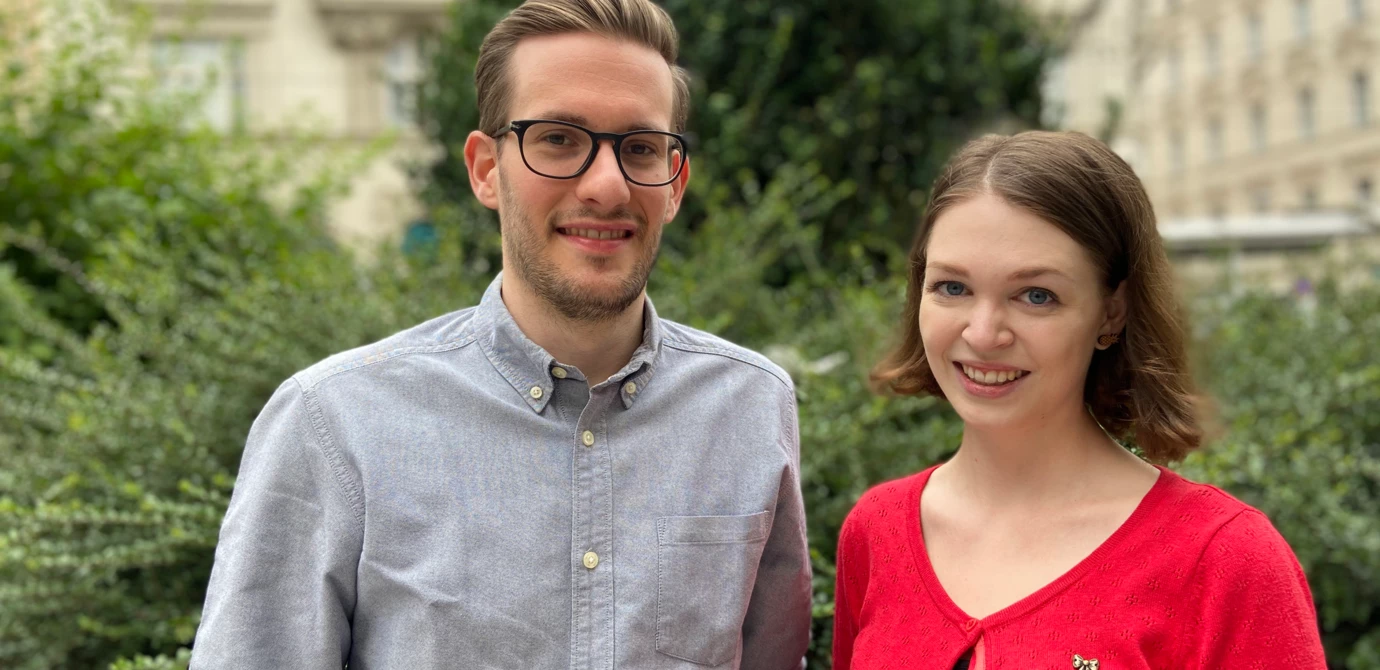 Freuen sich auf die künftige Zusammenarbeit: Kate Sowa, Gründerin und Co-Sprecherin der C2C-Regionalgruppe Wien, sowie Martin Rohner von WoodRocks.