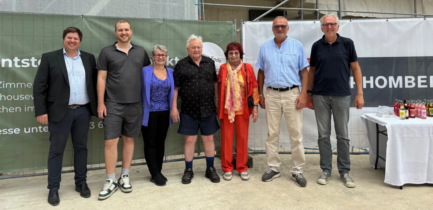 Feierten gemeinsam die Fertigstellung des Rohbaus (v. l. n. r.): Rhomberg Bau-Geschäftsführer Daniel Leitinger, Sohn Raphael und Bauherrin Pia Lengauer mit Pias Eltern Hermann und Hedwig Bischof sowie Donald Gebhardt von Gebhardt Immobilien und Architekt Reinhard Drexel. Bildnachweis: Rhomberg Bau