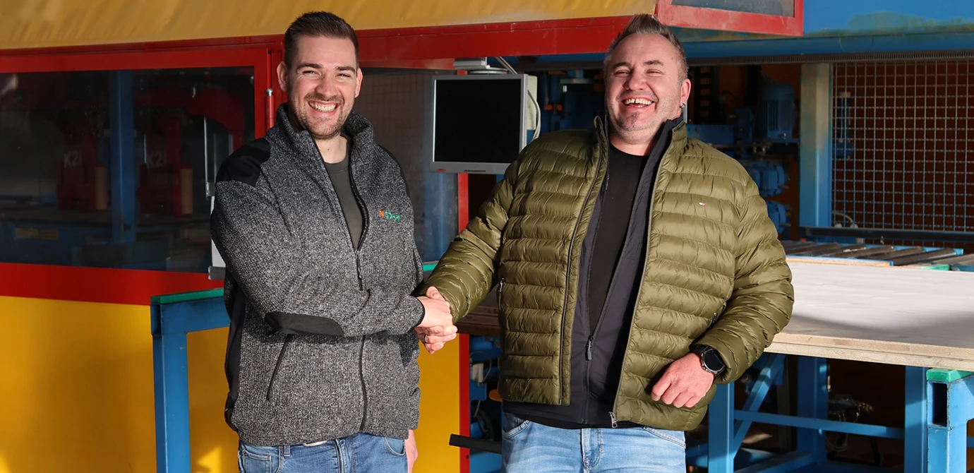 Freuen sich sichtlich über die zukünftig noch engere Zusammenarbeit: Tim Garschke (l.) und Christian Milz (r.), jetzt beide von Sohm Holzbau. Bild: Sohm Holzbau