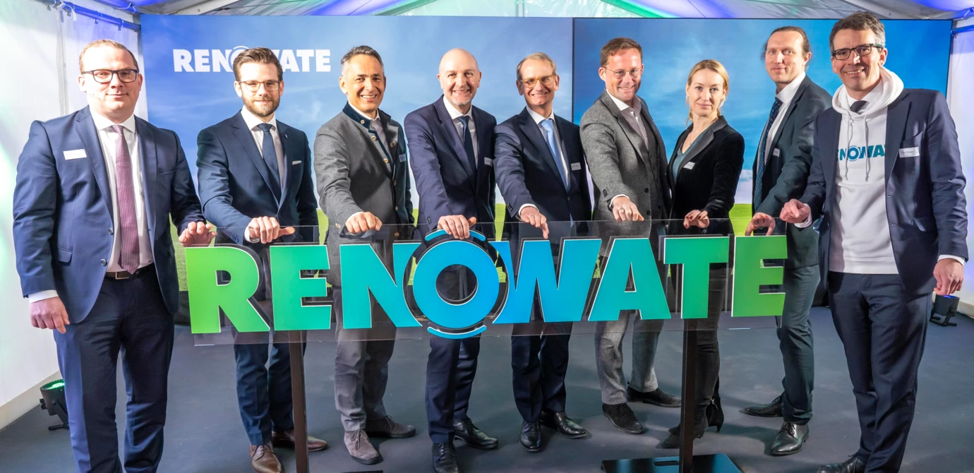 Verantwortliche und Gäste bei der offiziellen Enthüllung des Firmenlogos des neuen Joint-Ventures Renowate (v.l.n.r.): Andreas Miltz (Renowate), Felix Heinrichs (Oberbürgermeister Mönchengladbach), Hubert Rhomberg (Rhomberg Bau), Dr. Rolf Bösinger (Staatssekretär beim Bundesministerium für Wohnen, Stadtentwicklung und Bauwesen), Lars von Lackum (LEG), Jan-Hendrik Goldbeck (Goldbeck), Susanne Schröter-Crossan (LEG), Uwe Bigalke (dena) und Dr. Volker Wiegel (LEG). (Bildquelle: Jochen Tack)