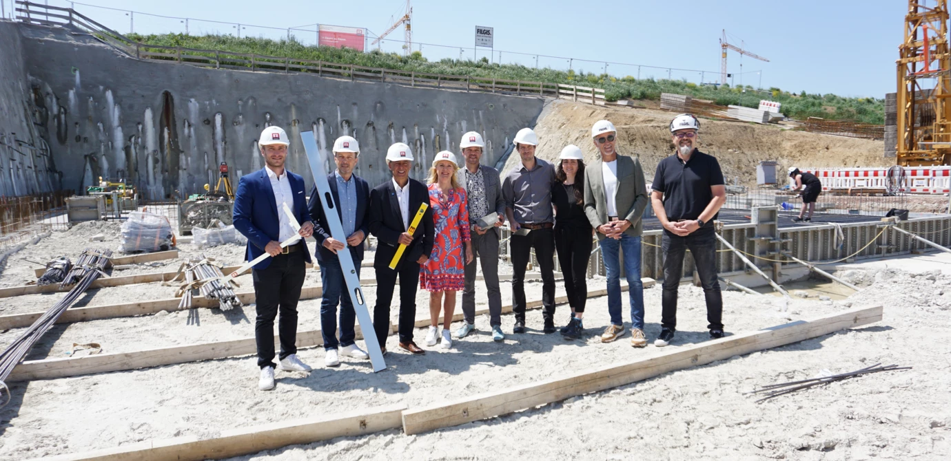 (v.l.n.r.) Philipp Ludwig (Rhomberg Bau), Markus Wiedemann (Amt für Tiefbau und Verkehr, Stadt Kempten), Klaus Knoll (2. Bürgermeister, Stadt Kempten), Elke Holldorf, Joachim Nägele (beide Rhomberg Bau), Robert Stachel, Laura Fullone, (beide Hagspiel Stachel Uhlig Architekten), Edwin Münsch und Jens Jachmann (beide Gebr. Filgis) freuen sich über die Grundsteinlegung des neuen Mehrfamilienhauses in Kempten.