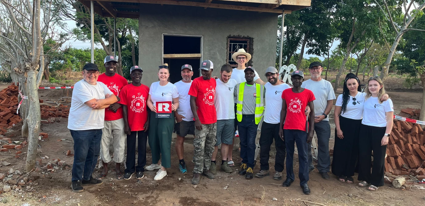 Es ist geschafft: Fröhliche Gesichter bei der „Firstfeier in Vorarlberger Tradition“ für das Pförtnerhaus des St. Theresa Health Centres in Malambo.