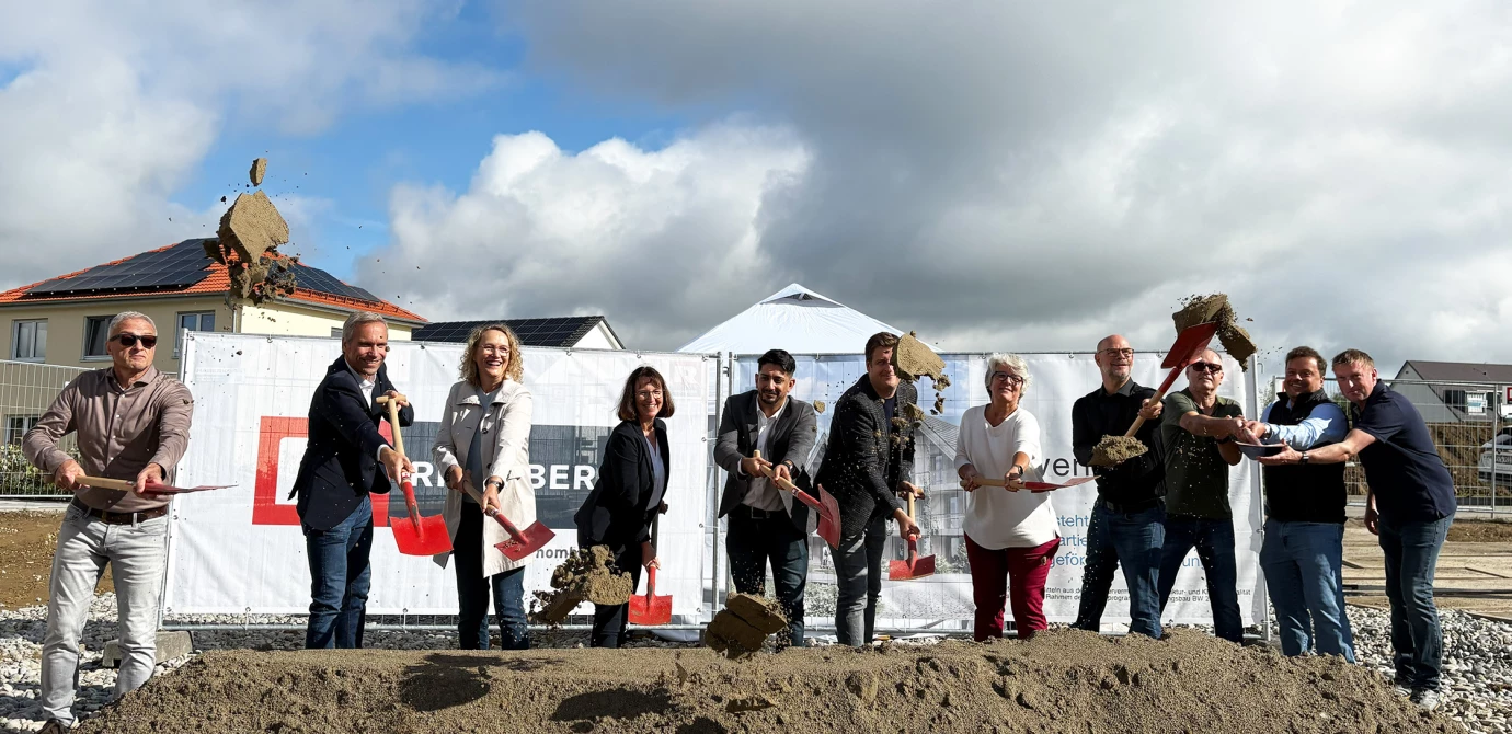 Vertreter aus Politik, Stadtverwaltung, Rhomberg Bau GmbH sowie Wurm Gesamtplanung freuten sich mit Bürgermeister Dirk Bastin (2. v. l.) über den Spatenstich für das neue Bauprojekt des Eigenbetriebs Städtische Wohnungen. Foto: Rhomberg Bau