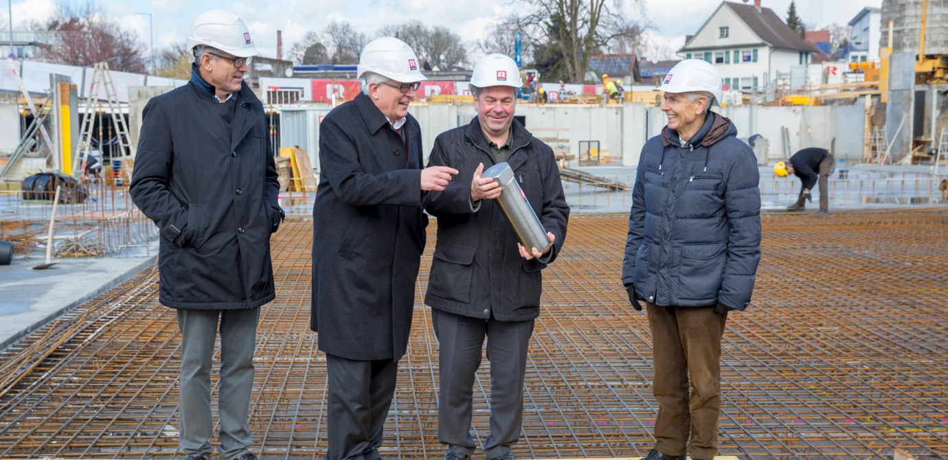 Bei der Grundsteinlegung: Martin Summer, Geschäftsführer von Rhomberg Bau, Bürgermeister Michael Simma, Erich Mayer, Geschäftsführer Wohnbauselbsthilfe, und Walter-Heinz Rhomberg (v. l. n. r.) auf dem Baufeld des „Bäumlequartiers am See“.
