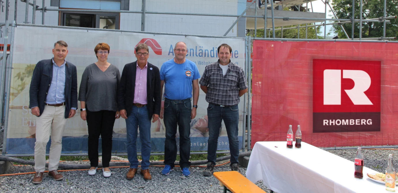 Hatten auch ohne Firstfeier viel Freude an der Rohbaufertigstellung der Wohnanlage in Fußach (v. l. n. r.): Architekt Dipl.-Ing. Jürgen Matt MSc ZT, Projektleiterin Alexandra Schalegg von der AH, AH-Geschäftsführer Ing. Wilhelm Muzyczyn, Kurt Schönberger vom Gemeindeamt Fußach und Rhomberg Bau Projektleiter Peter Haimerl.