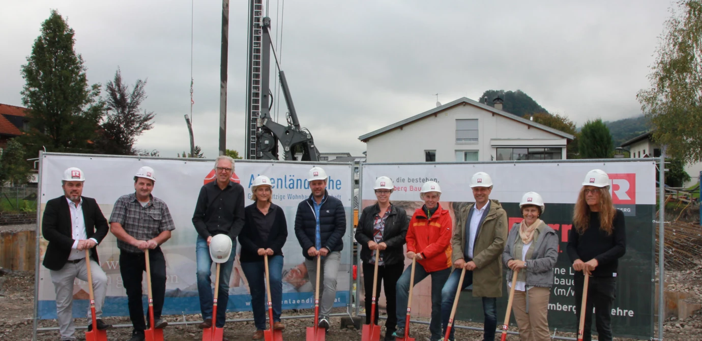 Vertreter:innen von Bauherrin AGW, Generalunternehmer Rhomberg Bau, Architekturbüro Drexel sowie der Stadt Hohenems beim Spatenstich vor rund zwei Wochen im Brühl.
