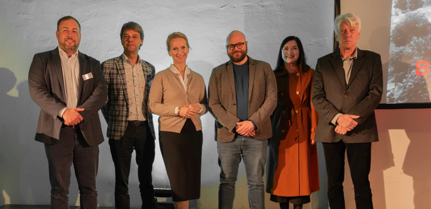 Auftaktveranstaltung auf den bevorstehenden Prozess und die Ergebnisse (v. l. n. r.): Manuel Weiner, Projektleiter, und Joachim Nägele, Geschäftsführer bei Rhomberg Bau Deutschland, mit Oberbürgermeisterin Dr. Claudia Alfons, Bauamtsleiter Kay Koschka, Stadtplanerin Iris Möller sowie Stadtrat Prof. Dr. Ulrich Schöffel. Bildnachweis: Rhomberg Bau