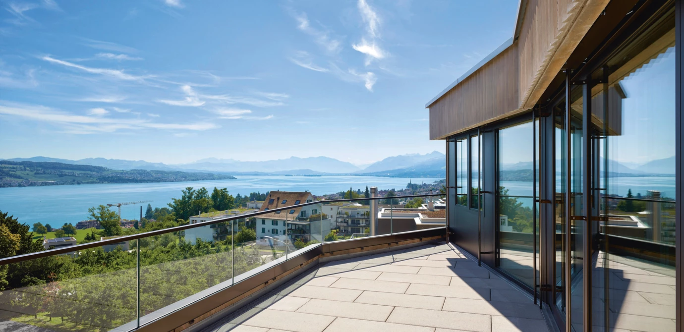 Raum zum Träumen und Entspannen – der Blick auf den Zürichsee lässt den Alltag schnell verstummen.