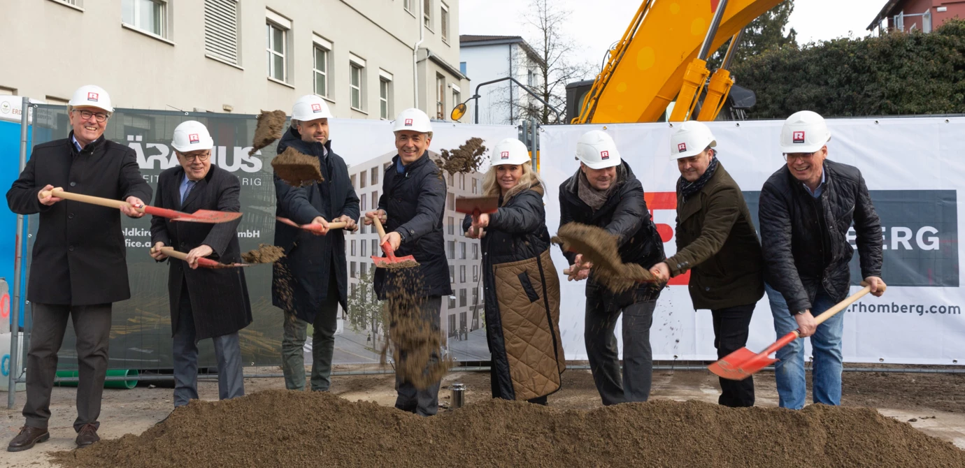 Startschuss für den Premierenbau: Vertreter von Land, Stadt Feldkirch, Bauherr und Generalunternehmen beim offiziellen ersten Spatenstich.