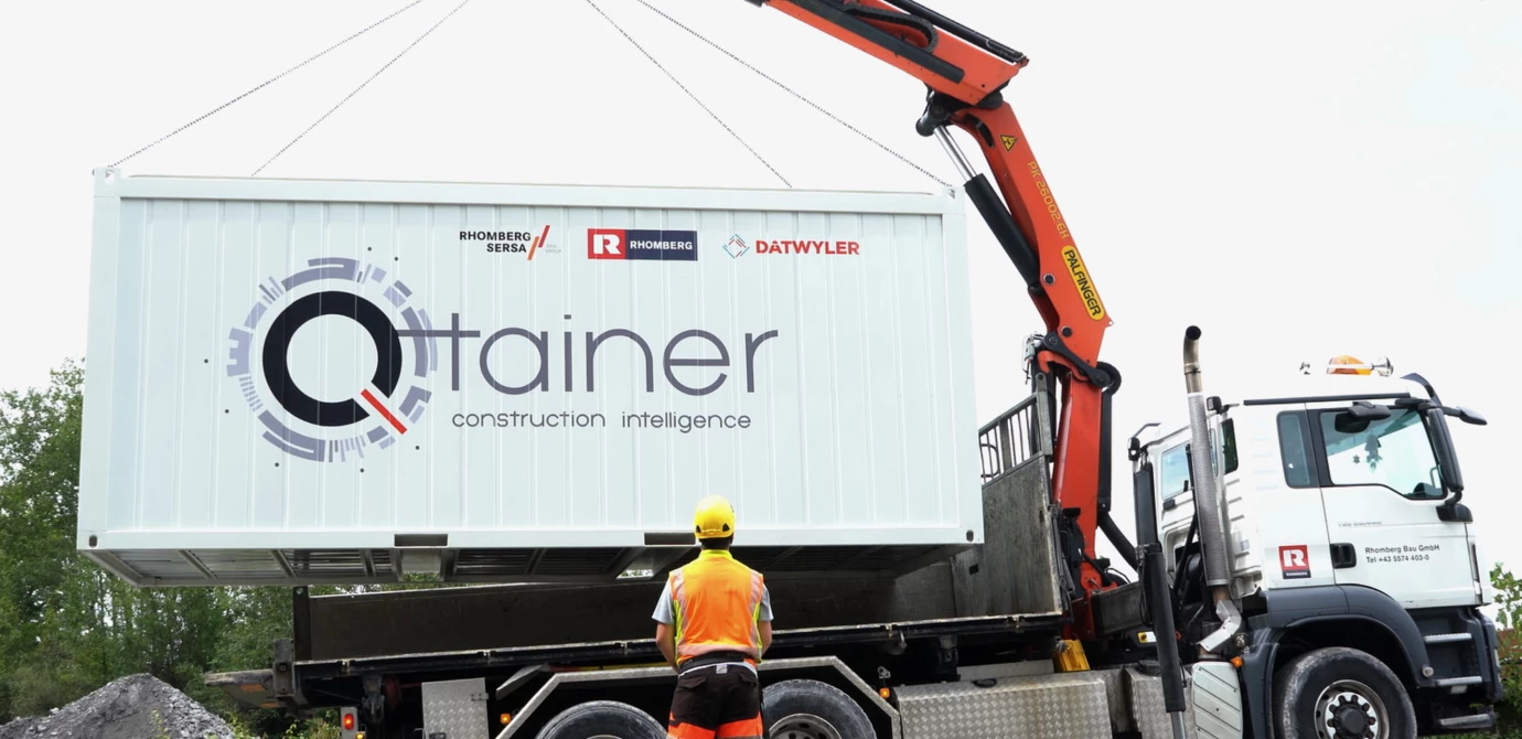 Von außen ein handelsüblicher Baustellencontainer, innen ein Komplettsystem zur Datenerfassung und -analyse auf Baustellen: der Q-tainer von Dätwyler IT Infra und der Rhomberg Sersa Rail Group.